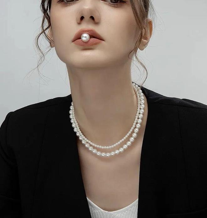 为什么说叠戴珍珠是女人品味的终极考验？(图1)