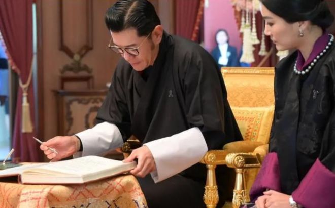 不丹国王夫妻在泰国获博士学位佩玛王后戴黑珍珠项链不再寒酸(图5)