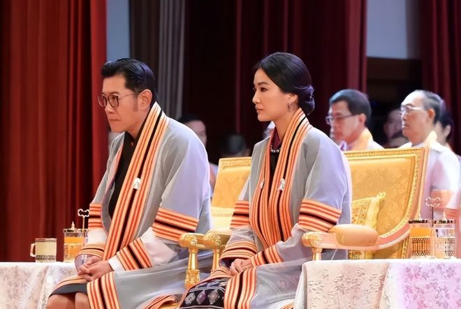不丹国王夫妻在泰国获博士学位佩玛王后戴黑珍珠项链不再寒酸(图3)