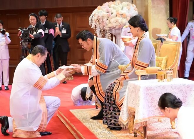 不丹国王夫妻在泰国获博士学位佩玛王后戴黑珍珠项链不再寒酸(图2)