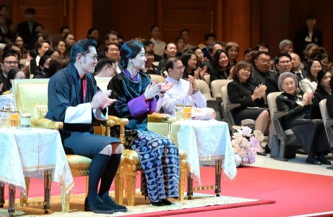 不丹国王夫妻在泰国获博士学位佩玛王后戴黑珍珠项链不再寒酸(图7)