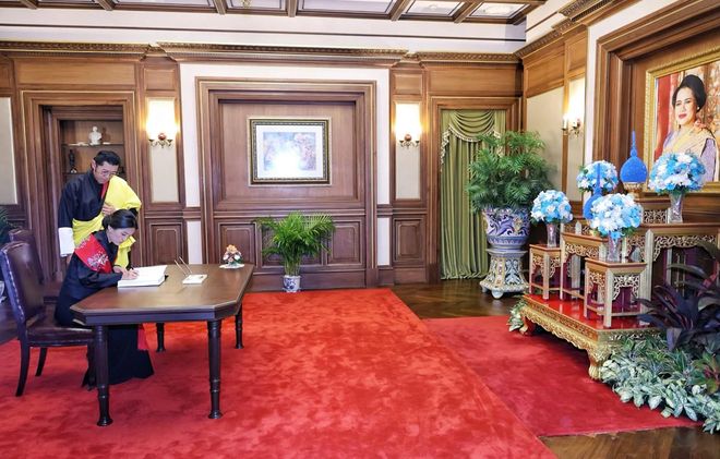 不丹国王夫妻在泰国获博士学位佩玛王后戴黑珍珠项链不再寒酸(图10)