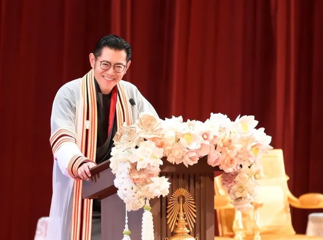 不丹国王夫妻在泰国获博士学位佩玛王后戴黑珍珠项链不再寒酸(图14)