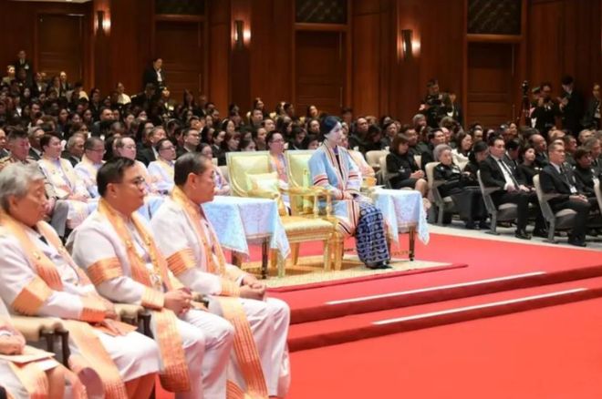 不丹国王夫妻在泰国获博士学位佩玛王后戴黑珍珠项链不再寒酸(图13)