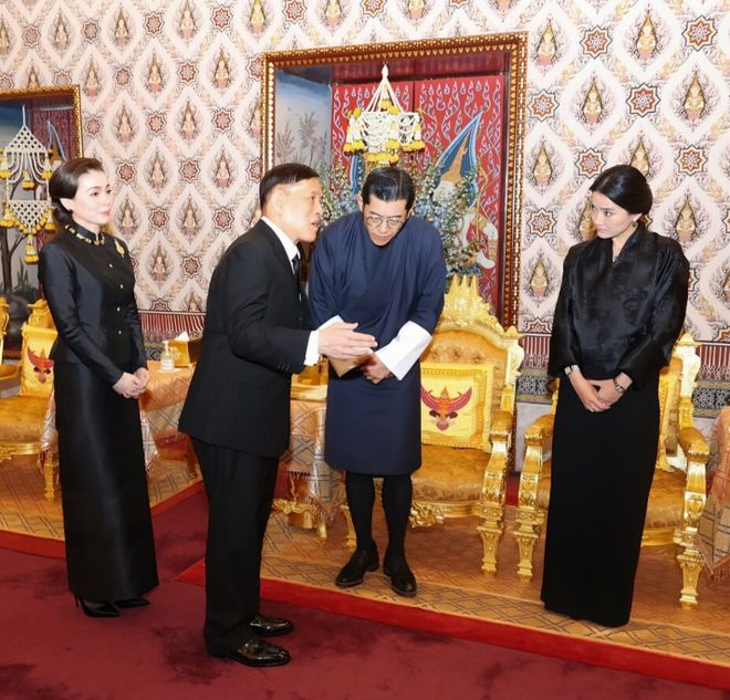 不丹国王夫妻在泰国获博士学位佩玛王后戴黑珍珠项链不再寒酸(图17)