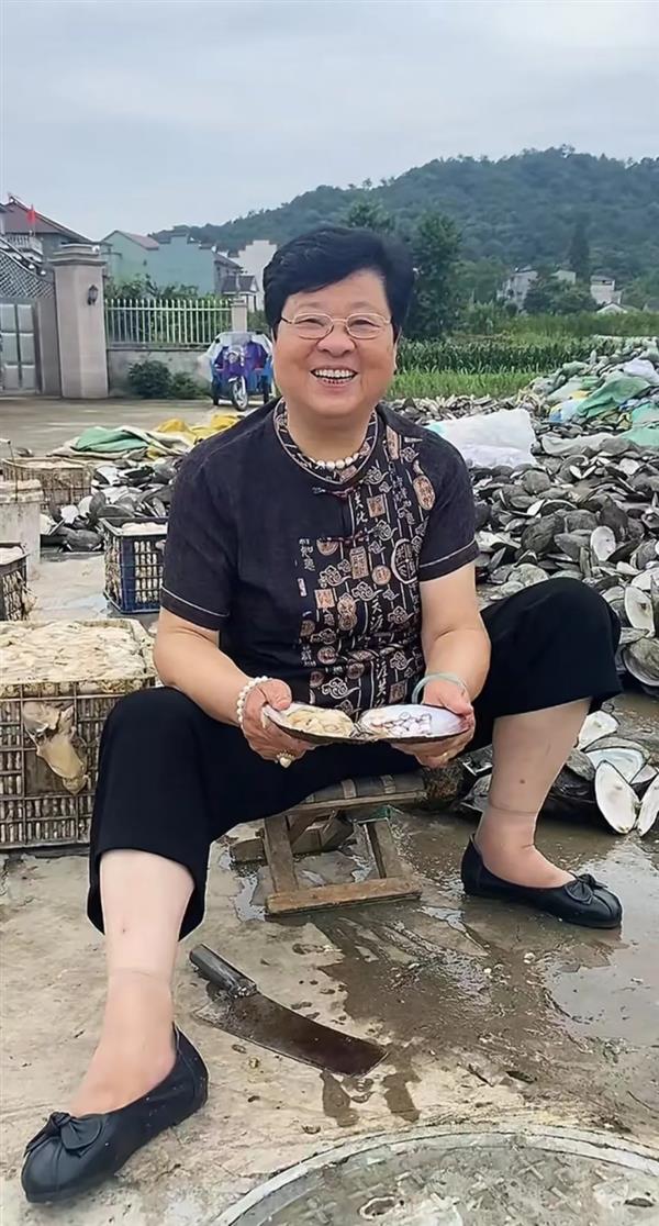抖音电商助力国货品牌线上转型 小镇奶奶一年卖出珍珠120万单(图2)