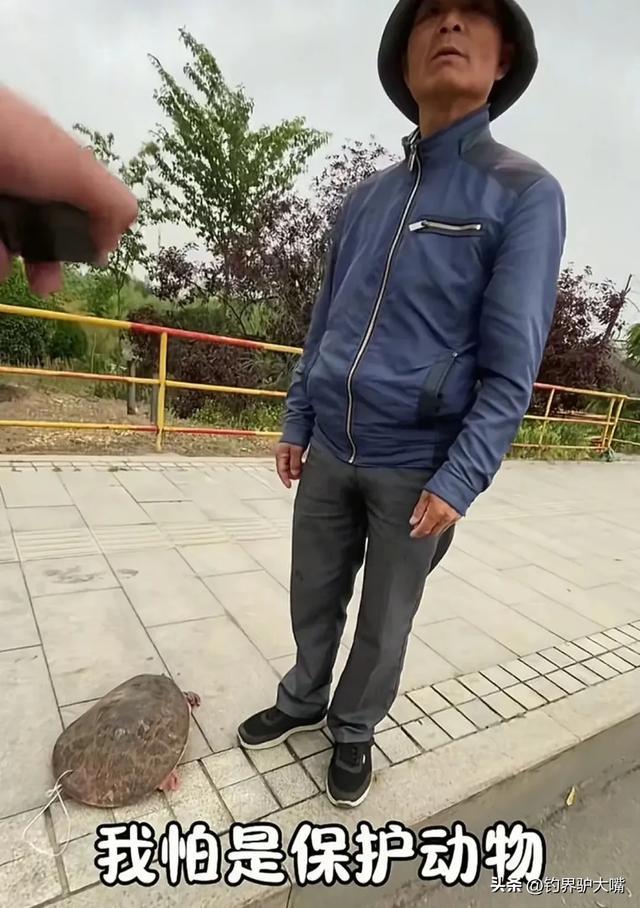 老套路又来了！山东一大叔街头卖“野生”大老鳖被小伙当场揭穿(图2)