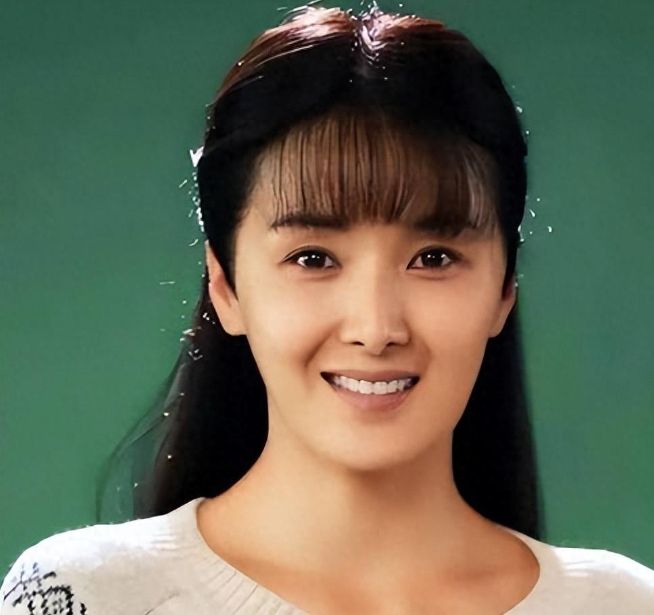 出道20年不温不火45岁看着像25如今再次搭档辛柏青终于火了(图1)