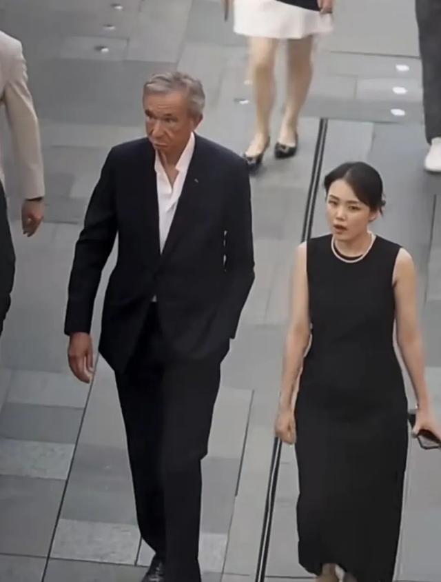 成都太古里“美女掌门”伍玉珊获晋升此前因陪同LV老板巡店走红曾是太古地产在中国内地的第一位女总经理(图2)