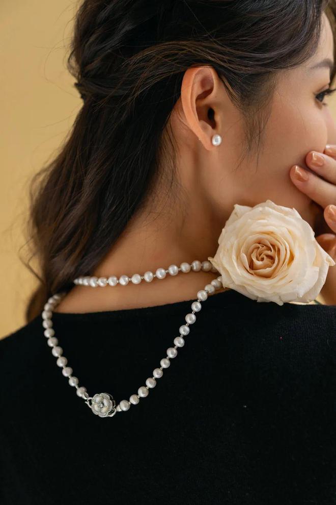 秋冬穿毛衣别忘这一步！珍珠毛衣链让普通穿搭“显贵”3倍(图11)