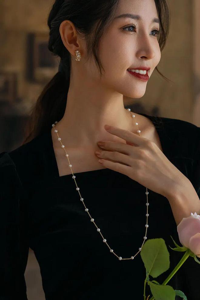 秋冬穿毛衣别忘这一步！珍珠毛衣链让普通穿搭“显贵”3倍(图15)