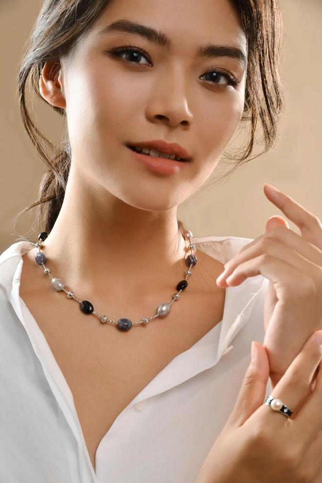 秋冬穿毛衣别忘这一步！珍珠毛衣链让普通穿搭“显贵”3倍(图27)