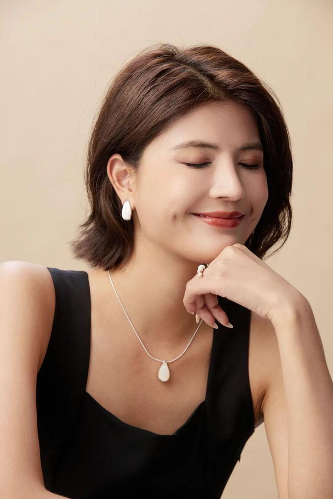 秋冬穿毛衣别忘这一步！珍珠毛衣链让普通穿搭“显贵”3倍(图34)