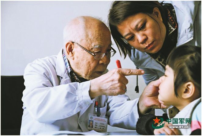 军营观察丨96岁老军医:用有限的生命去做更多的工作(图1)